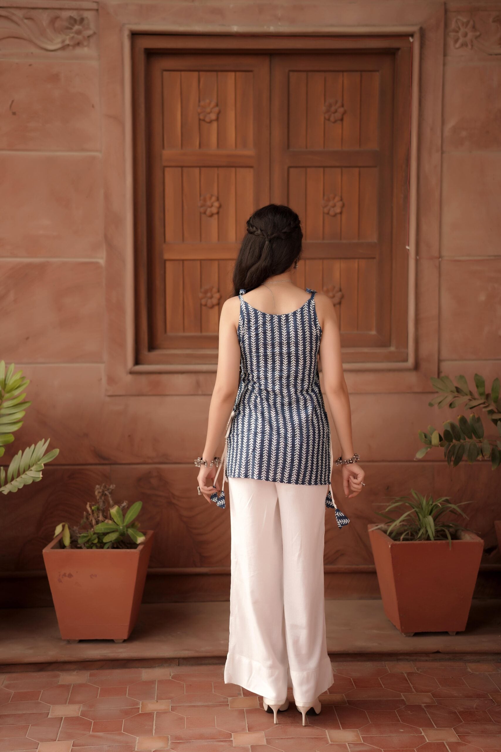 Neel Tie up Sleeveless Kurti
