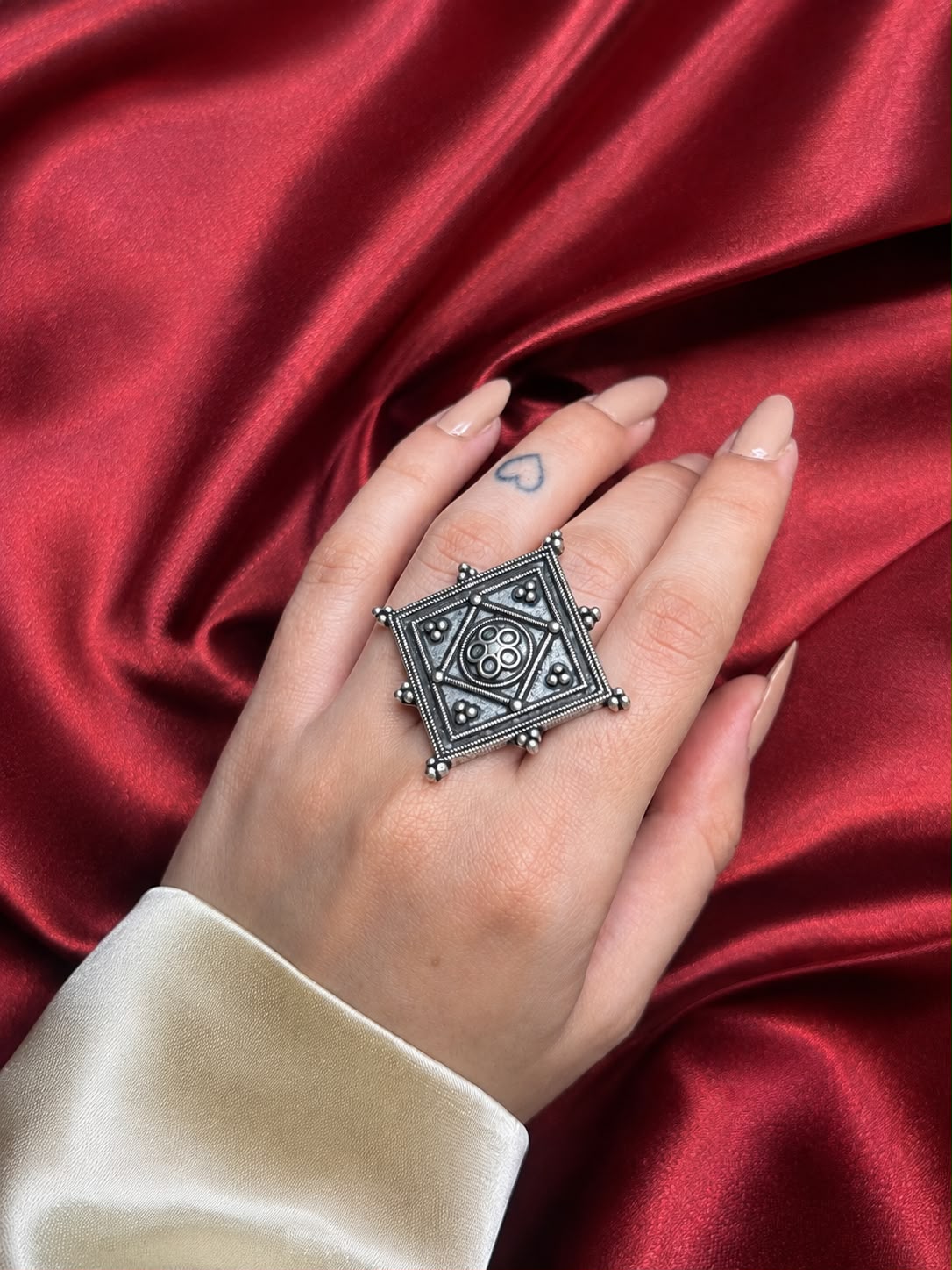Square shape adjustable ring