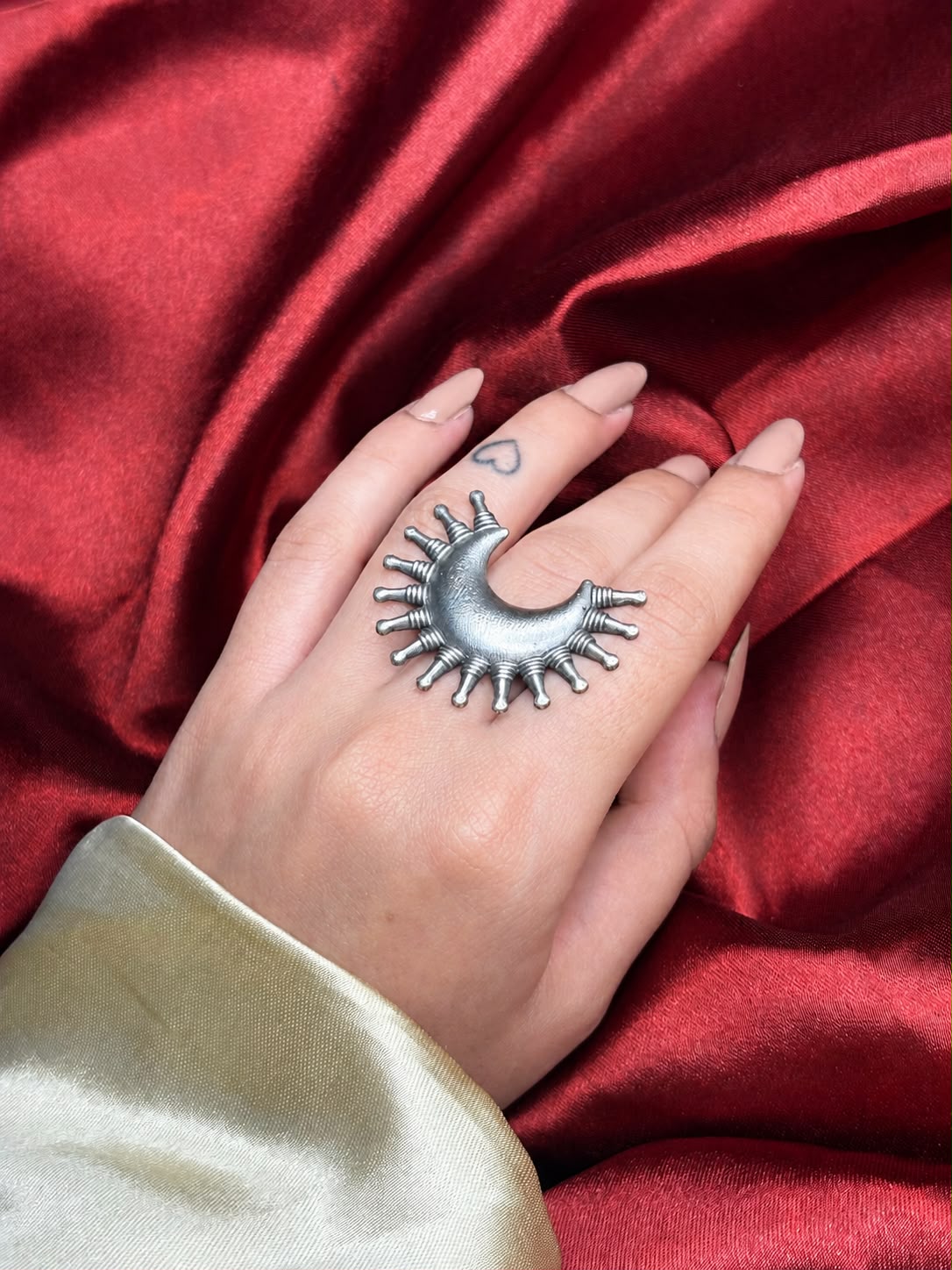 Moon shape adjustable ring